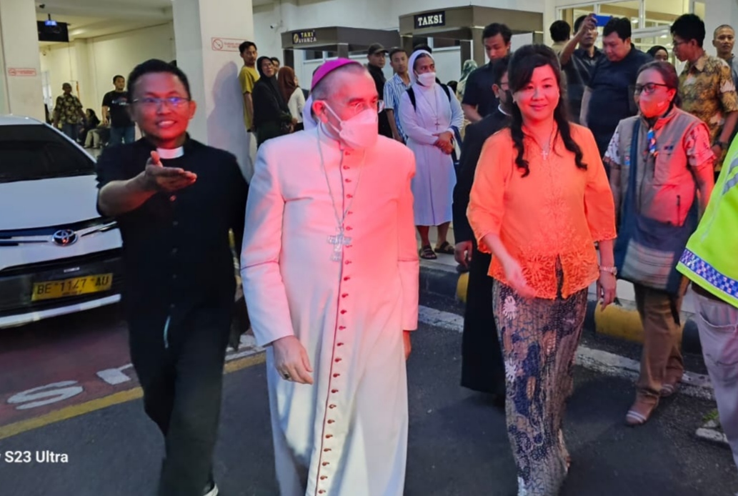 Puluhan Personel Polri Amankan Kedatangan  Duta Besar Vatikan untuk Indonesia, Mgr. Piero Pioppo di Bandara Radin Inten II